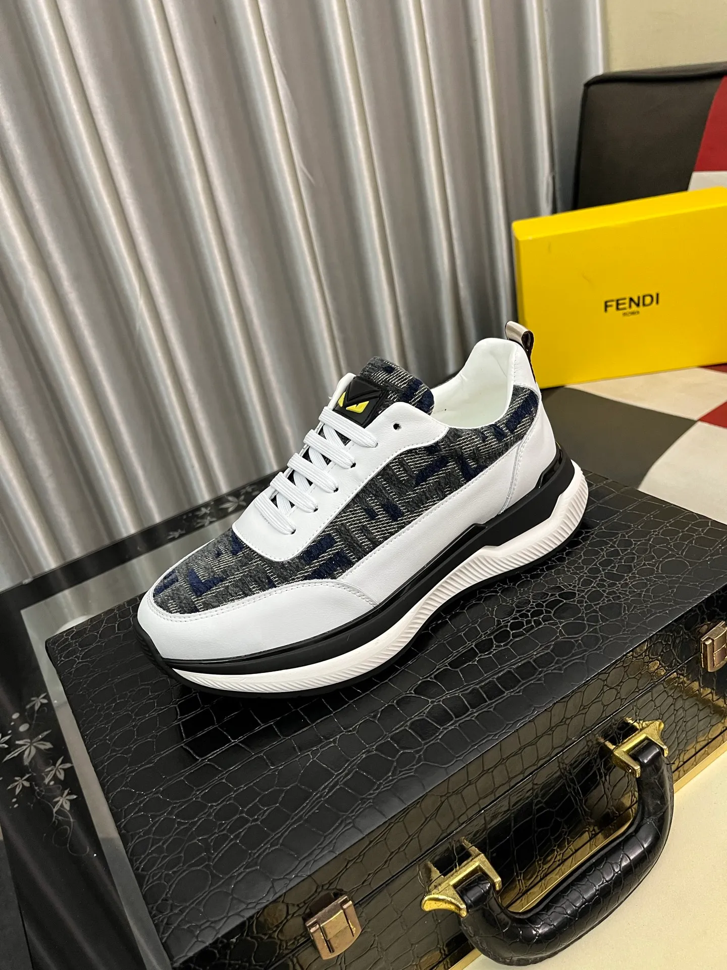 Men's Men's Shoes💰458⌚️⌚️[FENDI] Fendi's classic and comfortable men's, this complex sneaker is made of soft calfskin➕genuine leather lining➕original ultra-light rubber material with rough outsole. This unique light style is suitable for the casual and refined sensibility of this season. It is comfortable and natural on the feet. It is an everyday style for casual travel in autumn and winter! 38−444️⃣colors available